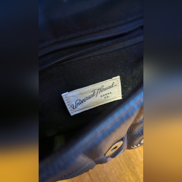 One of a Kind! Crossbody Purse. Hand Painted by Artist Yaya Kieu. - Picture 4 of 10